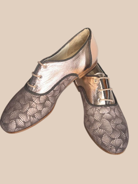 Duo Derby de danse swing femme Agatha or rose irisé, vue de profil, semelle cuir, fabrication française