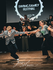 compétiteur lindy portant un pantalon large taille haute