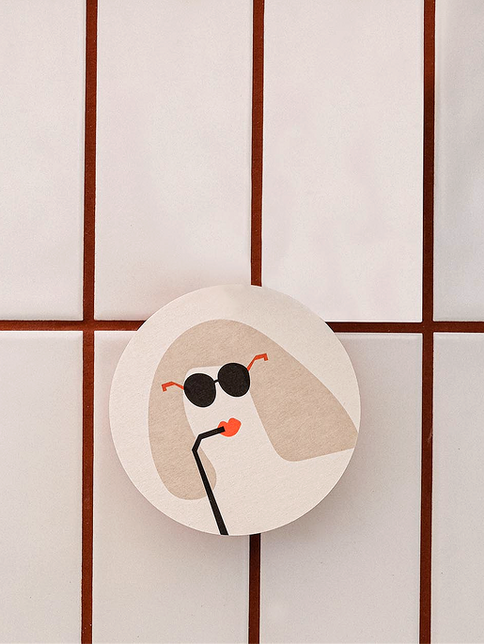 Stilvolle Frau mit Sonnenbrille und Strohhalm