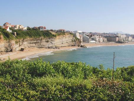 Discover 10 handpicked wedding vendors in the Basque Country — from florist and photographers to live illustrator and vintage bar. Your destination wedding guide.