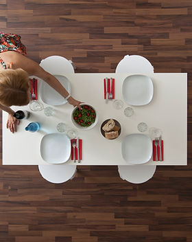 Vue du haut plancher de bois et de table