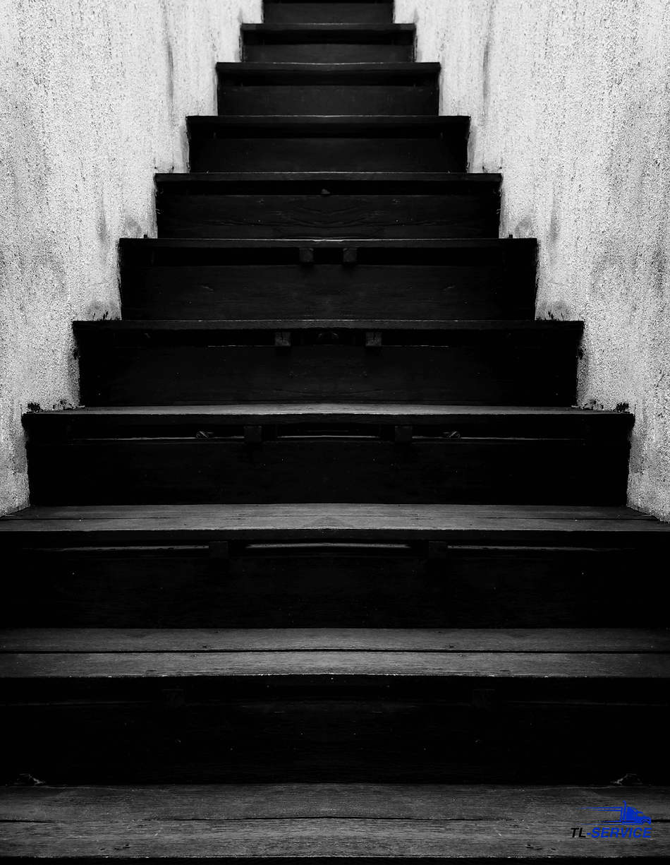 Porrastyöt TL-Serviceltä – Painavien laitteiden siirto portaissa turvallisesti ja tehokkaasti.