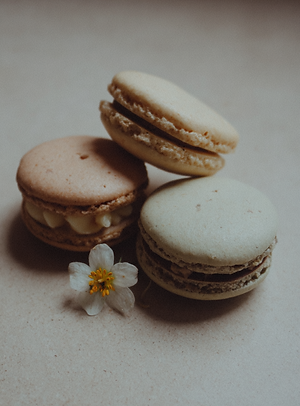 ank_rad_op_view_of_three_pastel-colored_macarons--soft_pink_m_10451c68-d413-4359-97be-7ac5