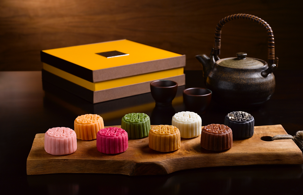 Yue Bing: moon cakes (maankoeken of maancake) zijn een vaste traditie tijdens het maanfeest. De ronde vorm als symbool van de maan en familiehereniging.