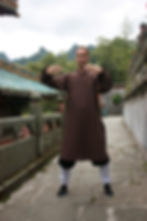 Peter Smit van Chi Connect in Qigong & Taiji (Taichi) staande meditatie (Zhan Zhuang) bij de Purple Cloud Temple in Wudang Shan, China
