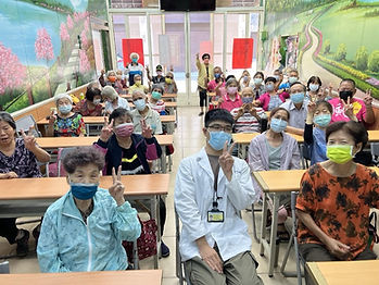 這是柯柏銘醫師到彰化的社區中心向長輩分享牙科保健知識，結束後的合照