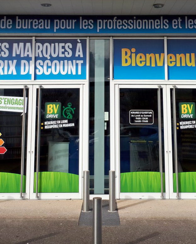 Habillage Facades Et Marquages Vitrines Gslettres Vitrine herboristerie lettre blanche avec végétalisation en vitrine. marquages vitrines gslettres
