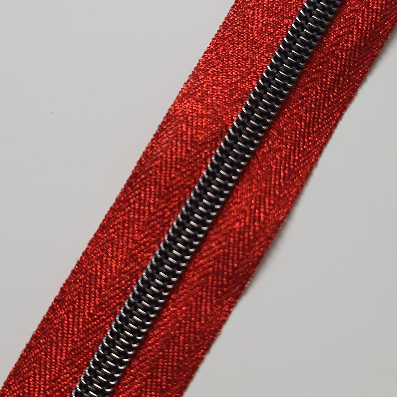 How to attach the perfect zipper into a handmade handbag.