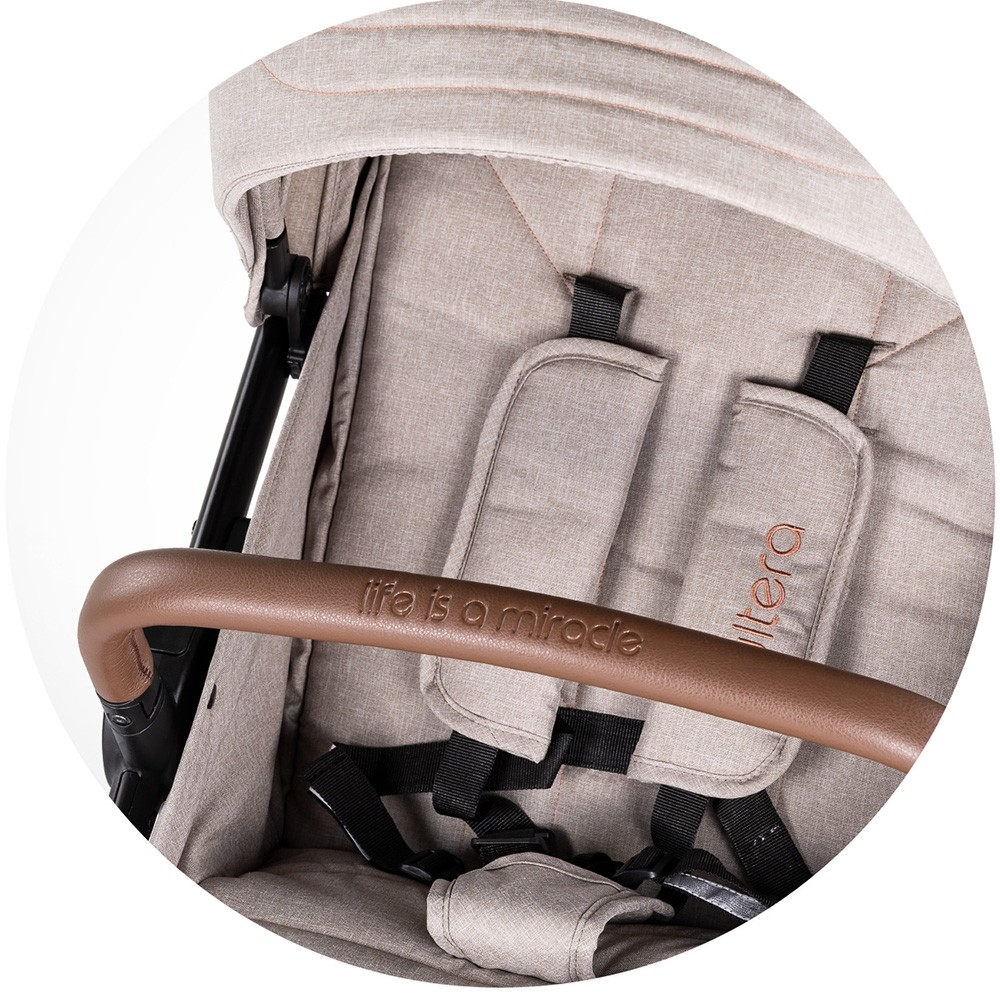 Carucior sport Chipolino Ultera cu husa picioare tiramisu