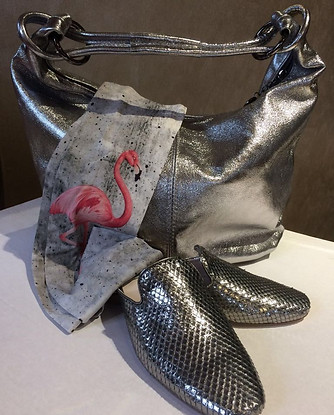 Silberne Handtasche und silberne Slipper