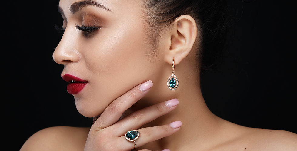 modelo-muestra-pendientes-y-anillo-con-hermosas-piedras-preciosas-azules_edited.jpg