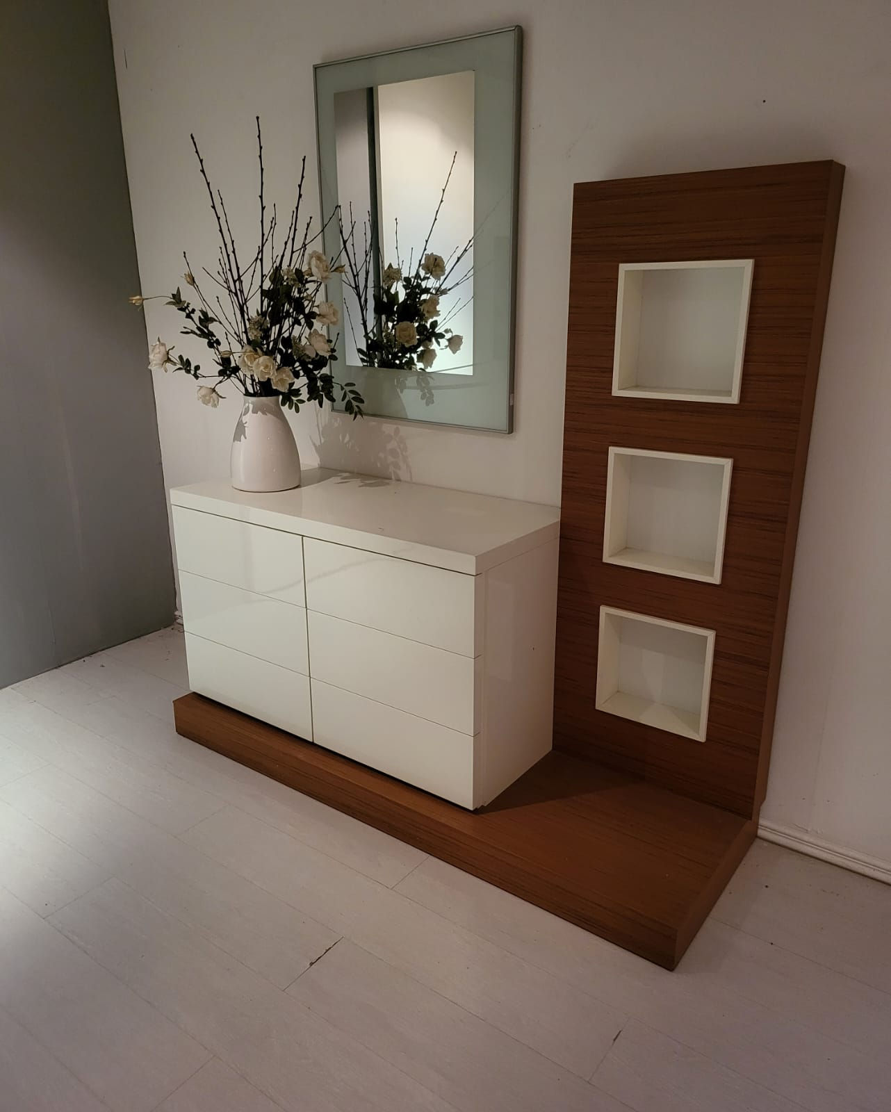 ZN21 Comò laccato bianco lucido su pedana teaK produttore San Giacomo