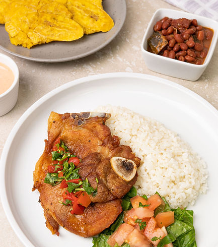 Chuletas con arroz blanco y habichuelas