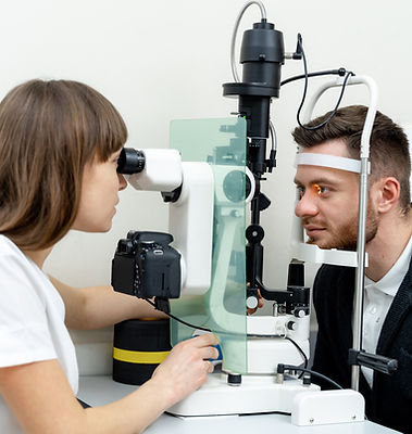 optometrista-trabalhando-em-sua-clinica-examinando-visao-olho-diagnostico-medico-dos-cuida