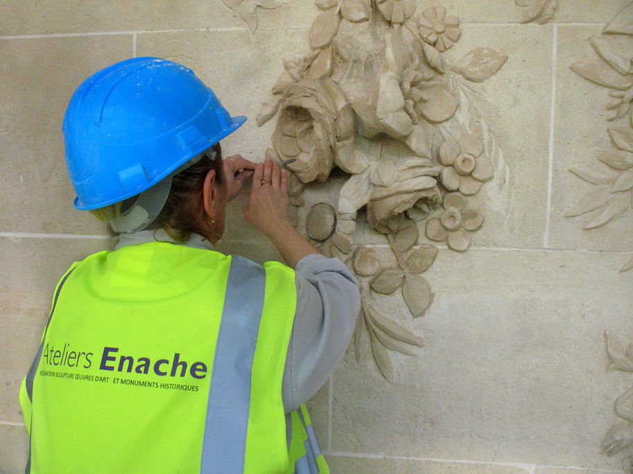 Restauration des sculptures de la façade de l'hôtel de luxe Le Peninsula, avenue Kléber à Paris par les Ateliers Enache.