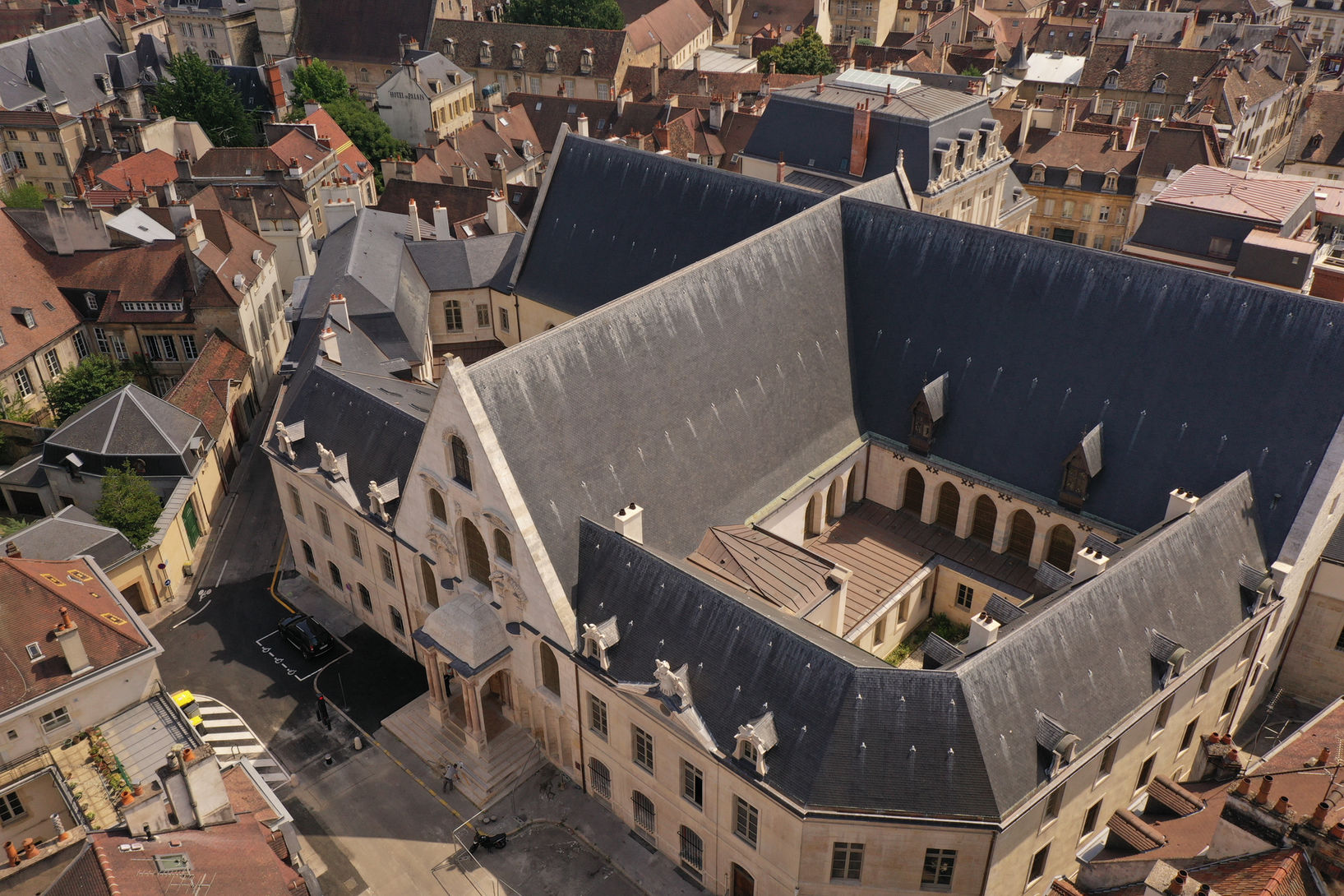 Restoration work on historical monuments for the sculptures on the facades of the Court of Appeal of Dijon by the Enache Workshops.