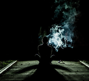 Person in der Nacht mit Rauch