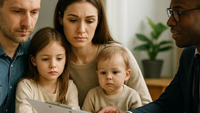 Famille rencontrant un conseiller pour anticiper les dettes et protéger leurs enfants grâce à une assurance décès, solution recommandée pour les personnes en situation FICP.