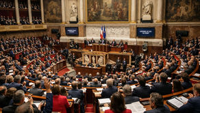 Débat à l’Assemblée nationale française sur une réforme du crédit et du fichage FICP, députés réunis dans l’hémicycle du Palais Bourbon à Paris.