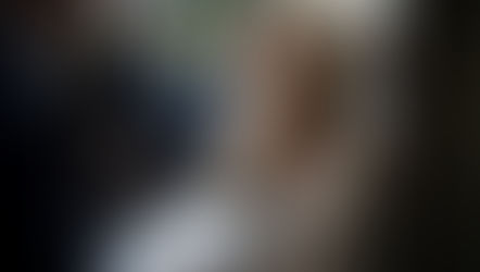 Femme propriétaire de 60 ans en détresse face à un huissier et des policiers lors d’une expulsion immobilière, illustrant les risques de la vente à réméré pour les profils FICP