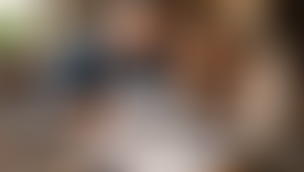 Couple de seniors analysant des factures et des documents de crédit à domicile, illustrant une situation de surendettement et de difficultés financières liées aux remboursements de prêts