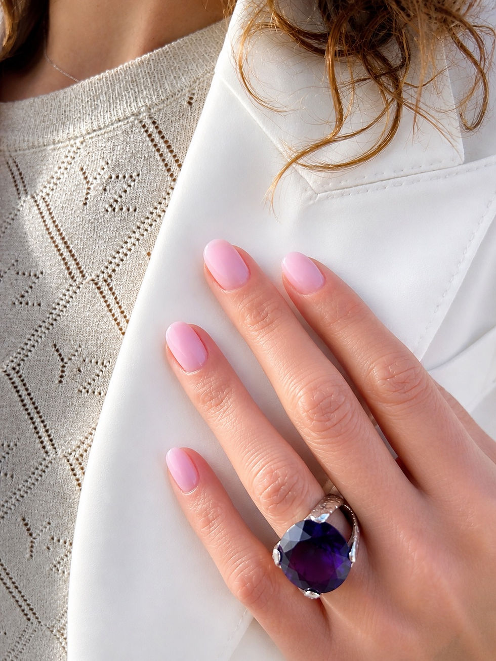 Manicure elegante naturale con unghie corte rosa lattiginoso su mano femminile a Pordenone