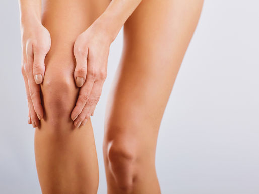 ¿Te truena la rodilla al caminar? No siempre es normal
