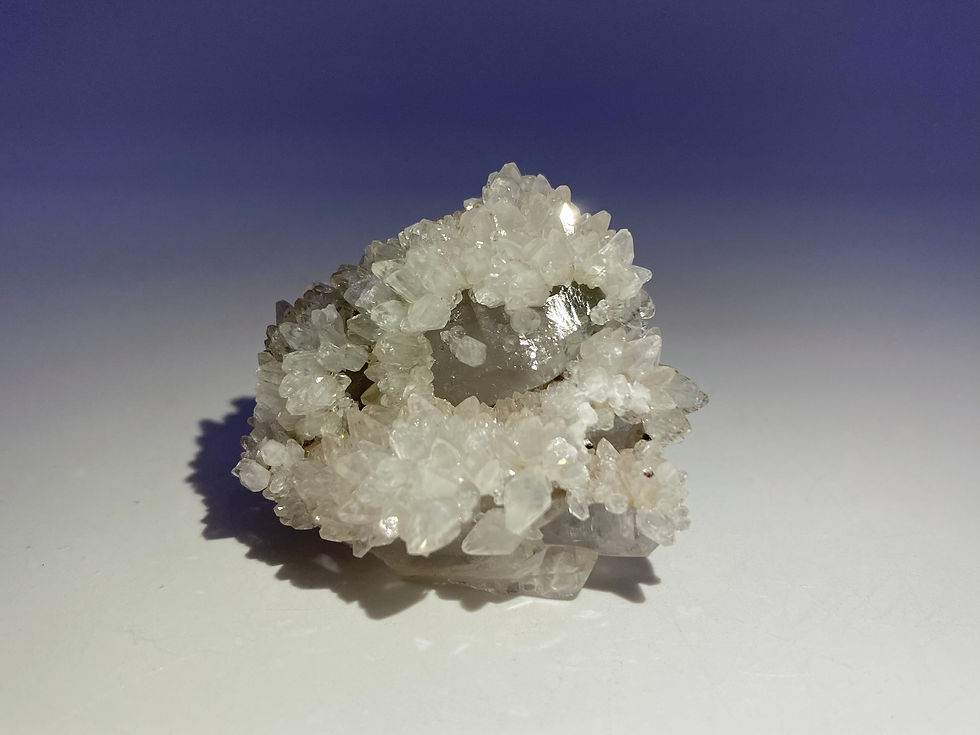 Thumbnail: Fluorescent Calcite on Quartz from Tonglushan Mine (Daye Copper Mine), China