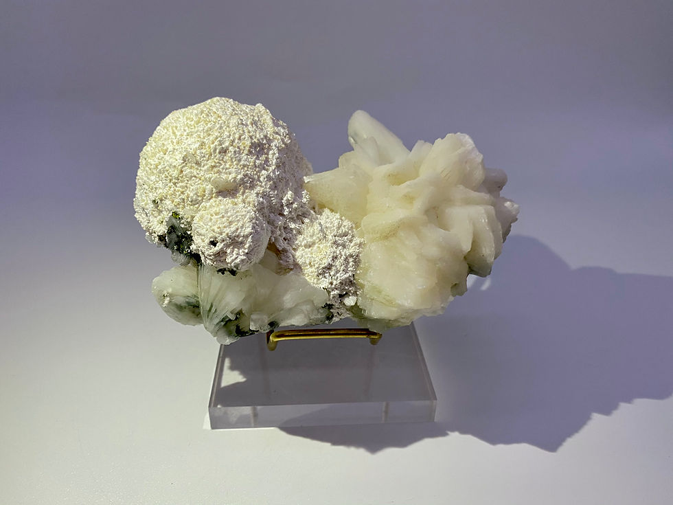 Thumbnail: Mordenite with Stilbite and Celadonite from Jalgaon District, India