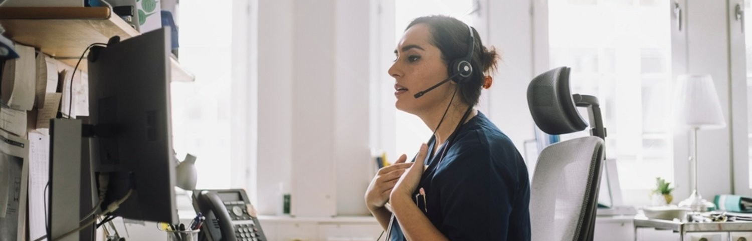 infirmière CITY DOCTOR faisant un appel de regulation 247