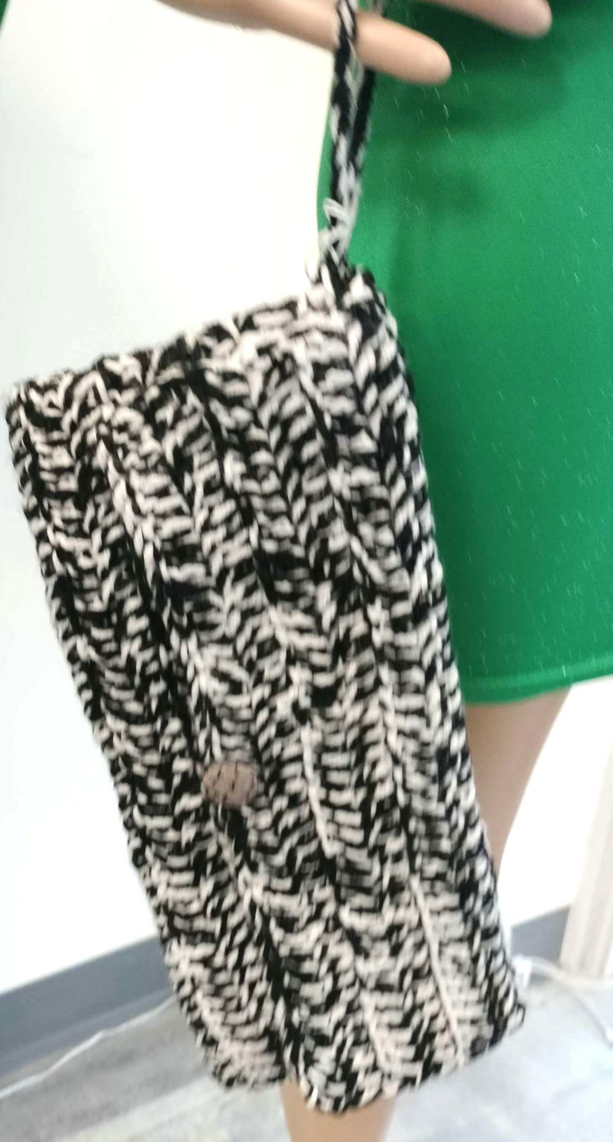 Pochette au crochet noir et blanc