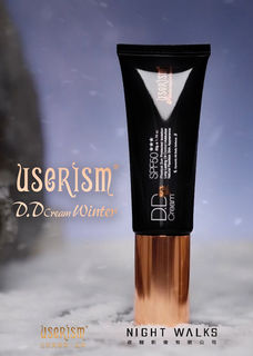 userISM商品影片：冬天的雪地裡，有一支DD霜商品矗立在雪中。Product Video : In the winter snow, there is a DD frost product standing in the snow.