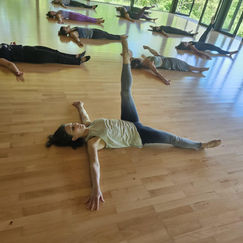 DANA MUSSA Danseuse, chorégraphe et coach Fondatrice de l'école CHANCE TO DANCE Diplômée et certifiée de plusieurs formations, depuis 14 ans, Dana a formé plusieurs centaines d'élèves adultes, puis prépare Diplômée et certifiée de plusieurs formations depuis 15 ans, Dana a formé plusieurs centaines d'élèves adultes et a préparée des enfants pour l'École de l'Opéra de Paris. Elle est également coach privé de célèbres artistes telles que Natalia Vodianova Arnault (mannequin et philanthrope), Laurence Equilbey (chef d'orchestre), Shani Diluka (pianiste) et bien d'autres... Ainsi que des hommes et des femmes d'affaires, des politiciens, des ambassadeurs, des avocats et des médecins. Créatrice du style Ethno Ballet et sa propre méthode de Stretching, Dana enseigne ces deux disciplines en plus de la danse classique. Danseuse et chorégraphe, Dana est arrivée finaliste de l'émission télé "La France a un incroyable talent" en ayant le golden buzz avec sa performance Chance to dance qui exprime la liberté d'expression corporelle dans le monde entier, surtout dans les pays où la danse n'est pas très présente, voire même interdite. Son rêve c'est de permettre aux gens de retrouver la joie d'avoir un corps souple, tonique et mobile quelque soit leur âge et niveaux.