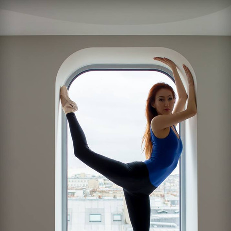 Dana Mussa, danseuse et chorégraphe visionnaire, incarne un style novateur qu'elle appelle Ethno Ballet, offrant ainsi des expériences mémorables et authentiques à son public. Sa danse puise son inspiration dans ses racines d'Asie Centrale, le chamanisme et les traditions antiques, tout en mettant à profit sa maîtrise des techniques classiques et contemporaines. La femme, sous ses multiples facettes, est au cœur de ses créations.

​

Elle conçoit des spectacles tant en solo qu'en groupe, destinés à un large public et s'adaptant à des styles variés pour des événements privés et des festivals de danse.

​

Dana Mussa exprime son talent non seulement à travers ses créations de spectacles, mais également par ses œuvres cinématographiques en tant que réalisatrice de films de danse.