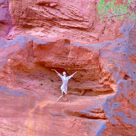 Dana Mussa, danseuse et chorégraphe visionnaire, incarne un style novateur qu'elle appelle Ethno Ballet, offrant ainsi des expériences mémorables et authentiques à son public. Sa danse puise son inspiration dans ses racines d'Asie Centrale, le chamanisme et les traditions antiques, tout en mettant à profit sa maîtrise des techniques classiques et contemporaines. La femme, sous ses multiples facettes, est au cœur de ses créations.

​

Elle conçoit des spectacles tant en solo qu'en groupe, destinés à un large public et s'adaptant à des styles variés pour des événements privés et des festivals de danse.

​

Dana Mussa exprime son talent non seulement à travers ses créations de spectacles, mais également par ses œuvres cinématographiques en tant que réalisatrice de films de danse.