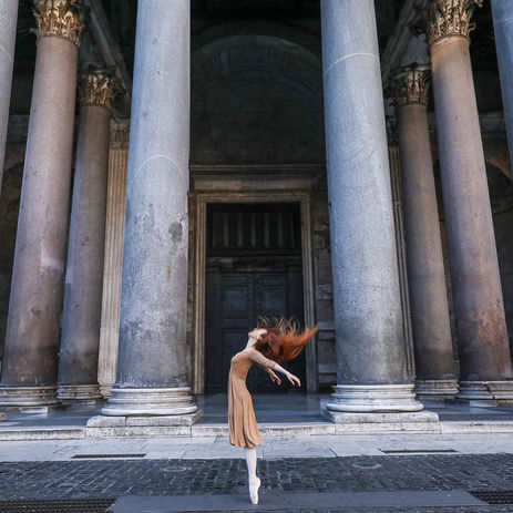 Dana Mussa, danseuse et chorégraphe visionnaire, incarne un style novateur qu'elle appelle Ethno Ballet, offrant ainsi des expériences mémorables et authentiques à son public. Sa danse puise son inspiration dans ses racines d'Asie Centrale, le chamanisme et les traditions antiques, tout en mettant à profit sa maîtrise des techniques classiques et contemporaines. La femme, sous ses multiples facettes, est au cœur de ses créations.

​

Elle conçoit des spectacles tant en solo qu'en groupe, destinés à un large public et s'adaptant à des styles variés pour des événements privés et des festivals de danse.

​

Dana Mussa exprime son talent non seulement à travers ses créations de spectacles, mais également par ses œuvres cinématographiques en tant que réalisatrice de films de danse.