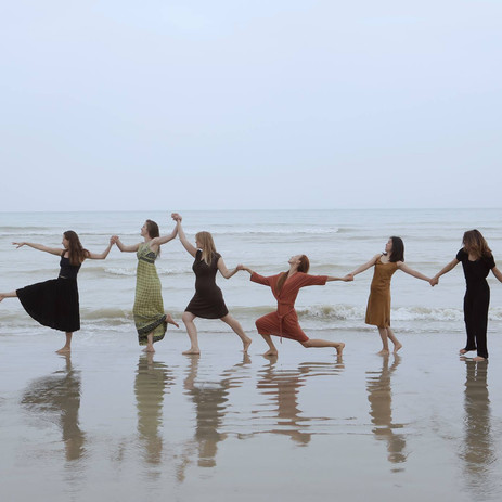 Dana Mussa, danseuse et chorégraphe visionnaire, incarne un style novateur qu'elle appelle Ethno Ballet, offrant ainsi des expériences mémorables et authentiques à son public. Sa danse puise son inspiration dans ses racines d'Asie Centrale, le chamanisme et les traditions antiques, tout en mettant à profit sa maîtrise des techniques classiques et contemporaines. La femme, sous ses multiples facettes, est au cœur de ses créations.

​

Elle conçoit des spectacles tant en solo qu'en groupe, destinés à un large public et s'adaptant à des styles variés pour des événements privés et des festivals de danse.

​

Dana Mussa exprime son talent non seulement à travers ses créations de spectacles, mais également par ses œuvres cinématographiques en tant que réalisatrice de films de danse.