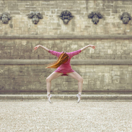 Dana Mussa, danseuse et chorégraphe visionnaire, incarne un style novateur qu'elle appelle Ethno Ballet, offrant ainsi des expériences mémorables et authentiques à son public. Sa danse puise son inspiration dans ses racines d'Asie Centrale, le chamanisme et les traditions antiques, tout en mettant à profit sa maîtrise des techniques classiques et contemporaines. La femme, sous ses multiples facettes, est au cœur de ses créations.

​

Elle conçoit des spectacles tant en solo qu'en groupe, destinés à un large public et s'adaptant à des styles variés pour des événements privés et des festivals de danse.

​

Dana Mussa exprime son talent non seulement à travers ses créations de spectacles, mais également par ses œuvres cinématographiques en tant que réalisatrice de films de danse.