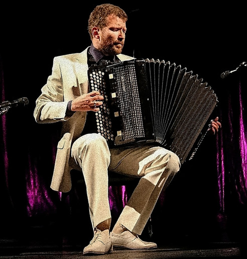 Bogdan Berjozkin spielt während eines Konzerts Knopfakkordeon