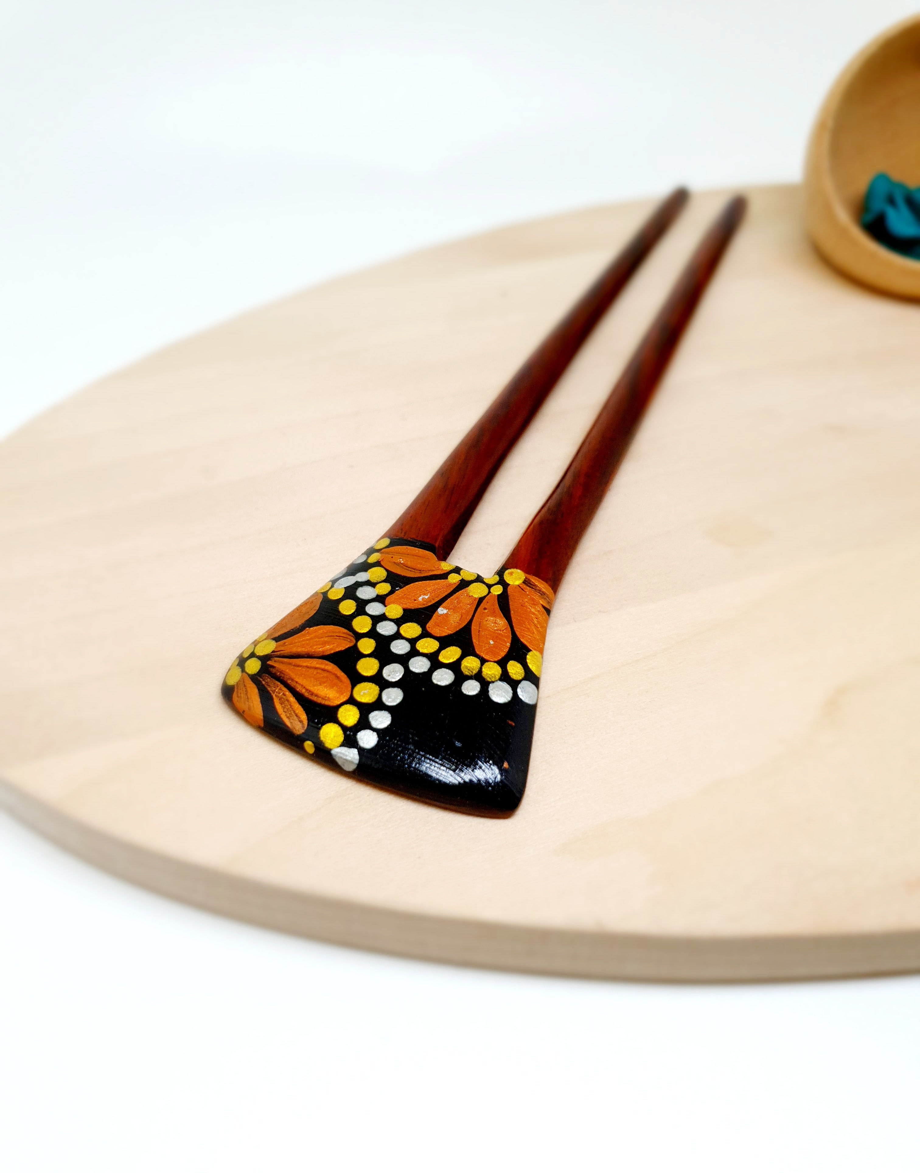 Le pic à cheveux double en bois peint à la main 