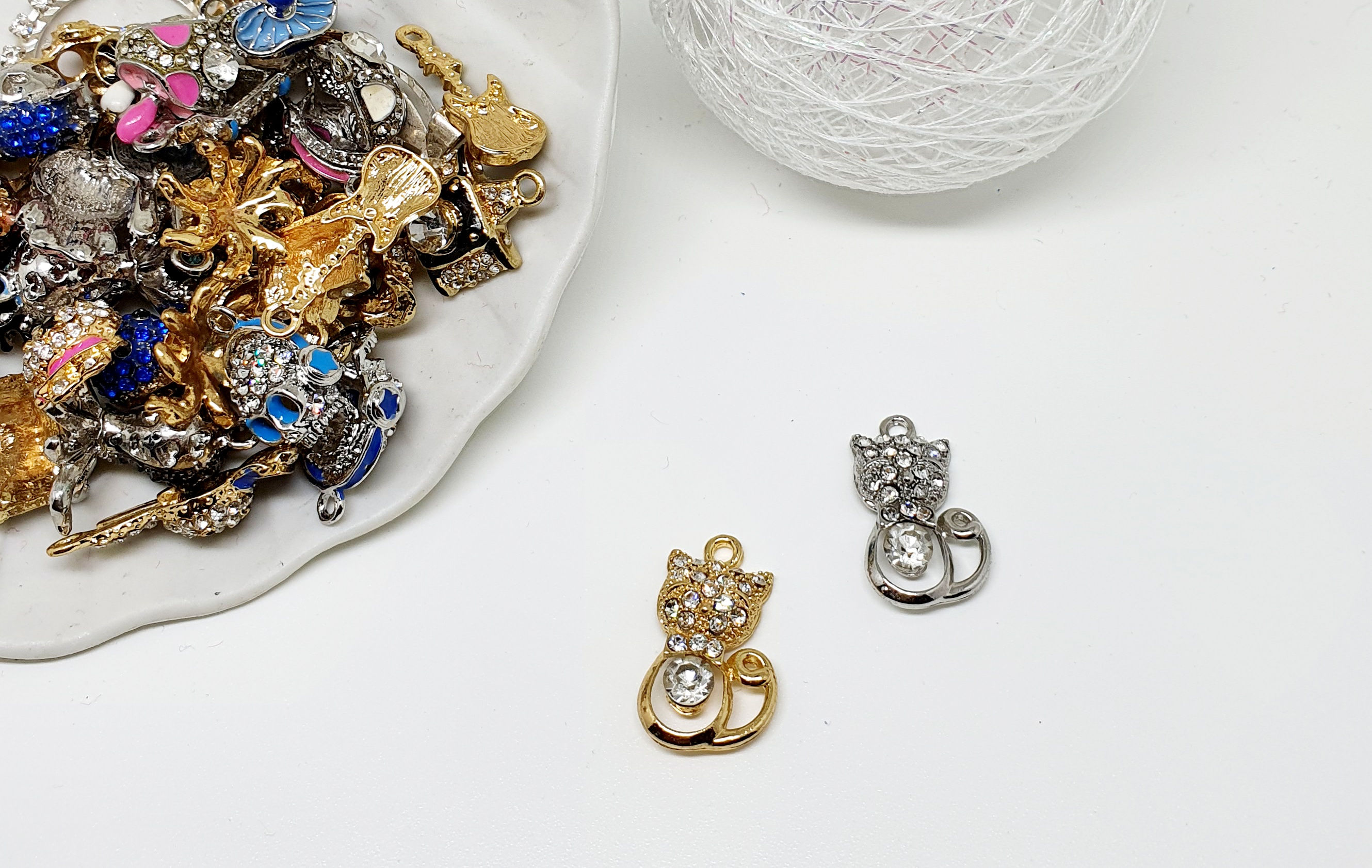 Breloque pendentif  chat avec strass 