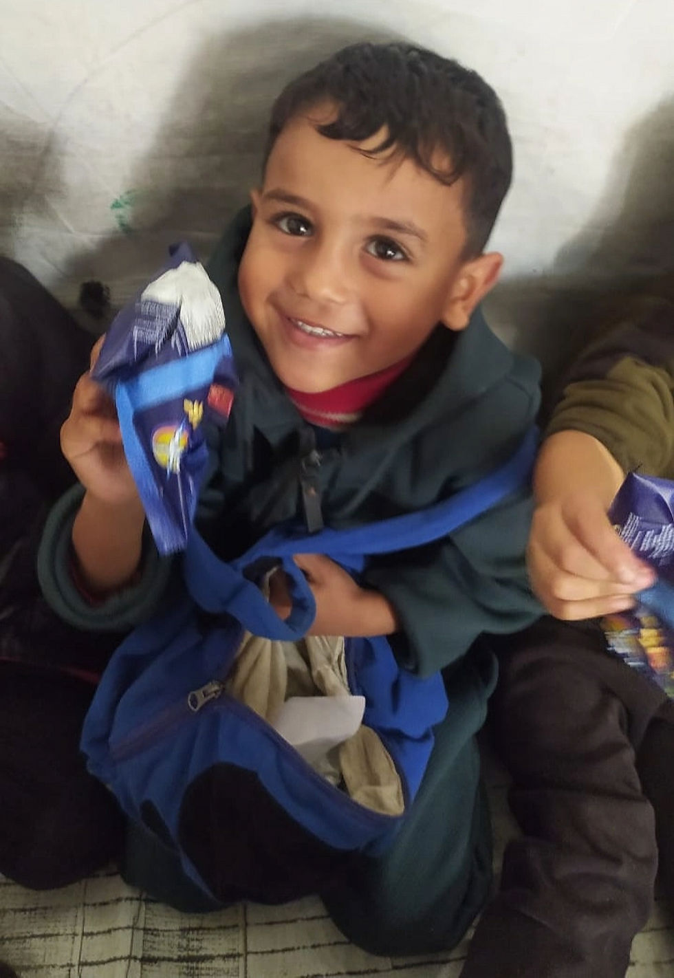 お絵描きの後は、お待ちかねのおやつ! お腹も、わずかだけど満たせます