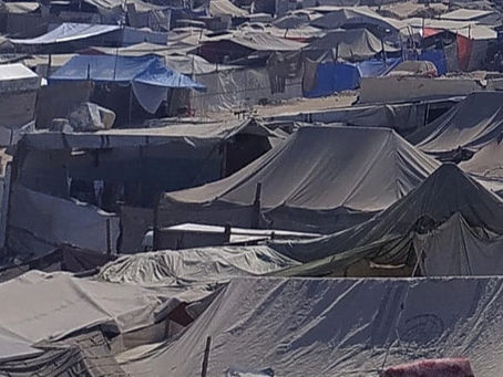 爆撃で家を失い、仮設テントで生活するガザの人々