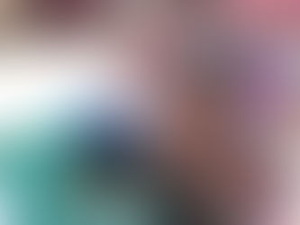 お菓子を受け取るガザの子どもたちと寺子屋