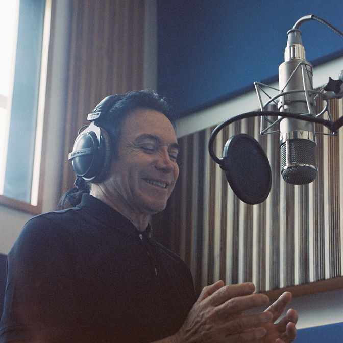 José Javier Solís en sesión de grabación de su álbum Mis Canciones, interpretando una de sus canciones románticas con gratitu