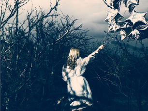 Femme seule tenant des ballons étoilés dans un décor sombre, illustrant un conflit intérieur entre adaptation et aspiration personnelle