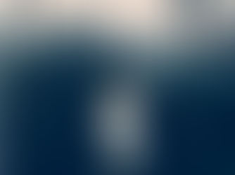 Femme seule tenant des ballons étoilés dans un décor sombre, illustrant un conflit intérieur entre adaptation et aspiration personnelle