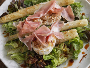 Salade printanière aux asperges et œuf poché (V1)
