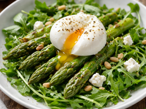 Salade printanière aux asperges et œuf poché