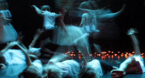 Filles et garçons qui font de la danse contemporaine